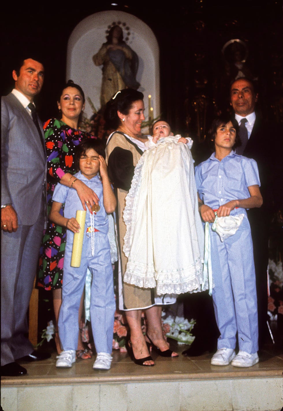 doña ana, la madre de isabel pantoja, sostiene a su nieto el día de su bautizo en presencia de sus padres y hermanos