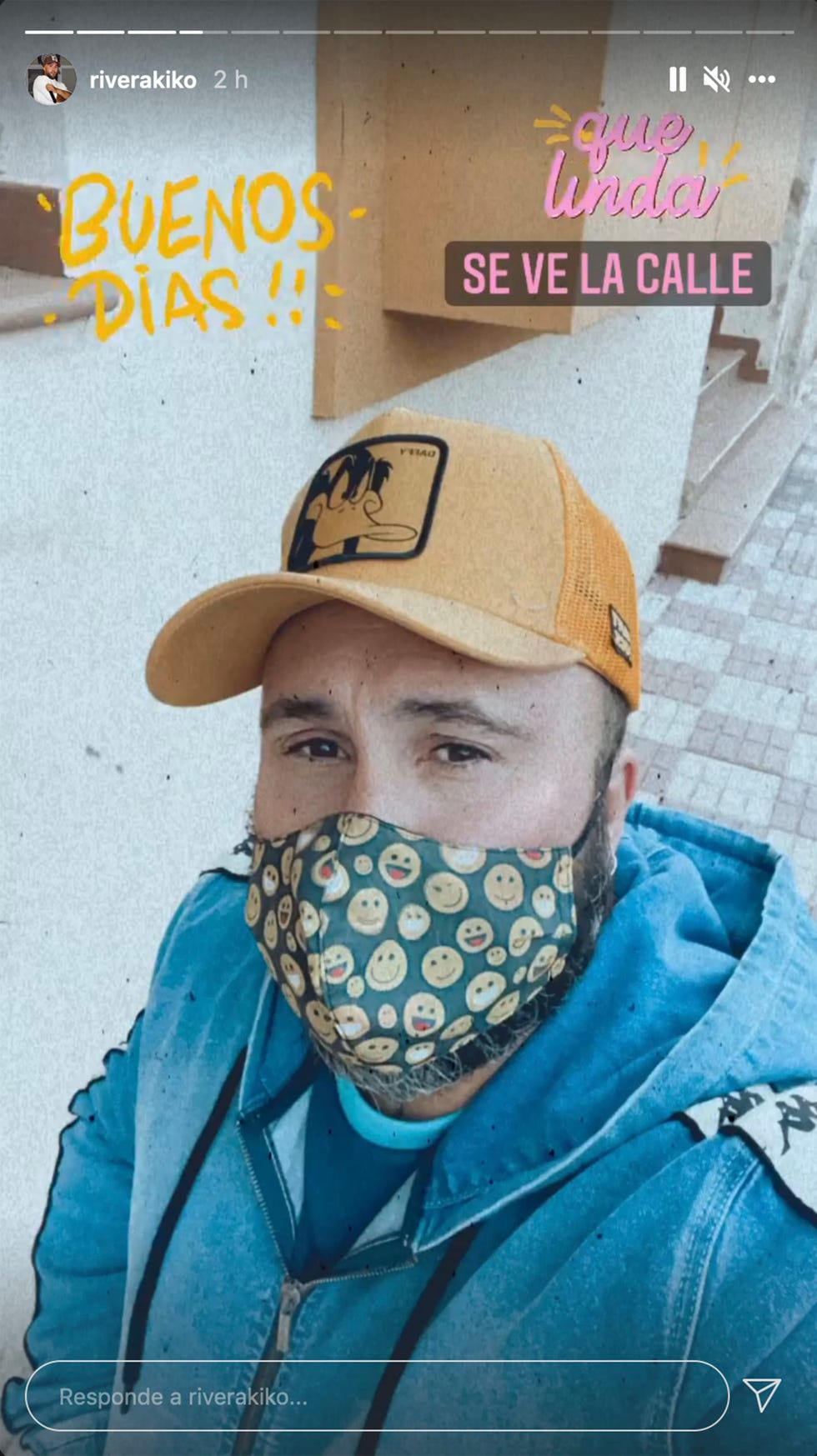 el hijo de isabel pantoja, con gorra y mascarilla, en las calles de castilleja, en sevilla