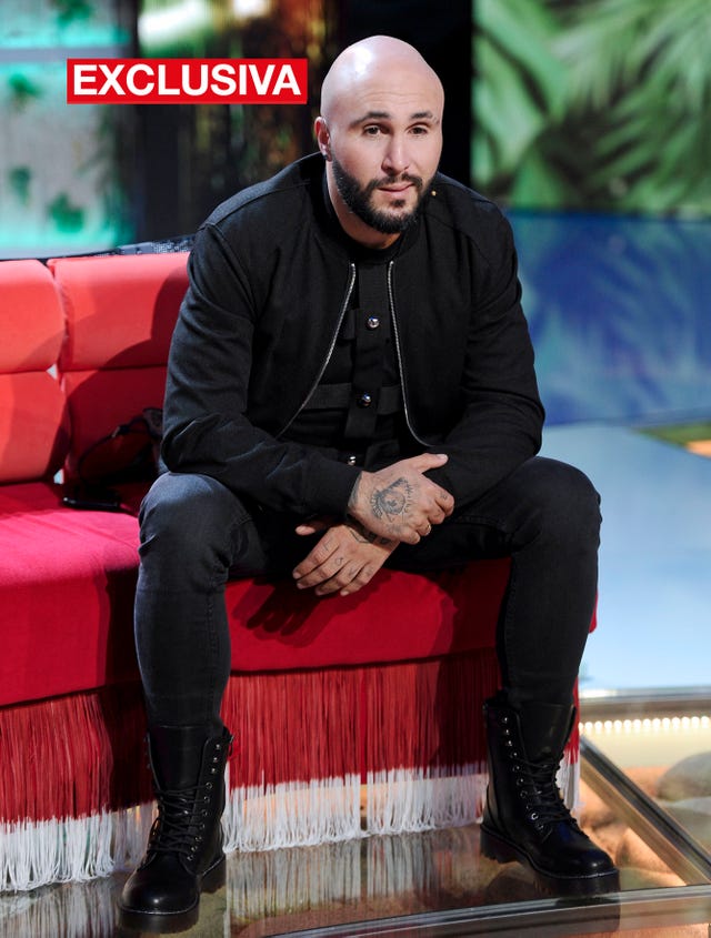 el hijo de isabel pantoja de negro