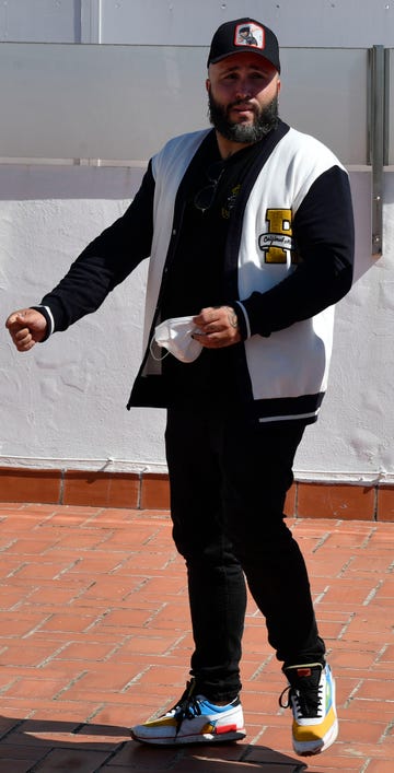 el hijo de isabel pantoja, con barba, gorra y vestido de sport