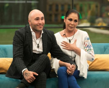 madre e hijo en una foto de archivo de 2019