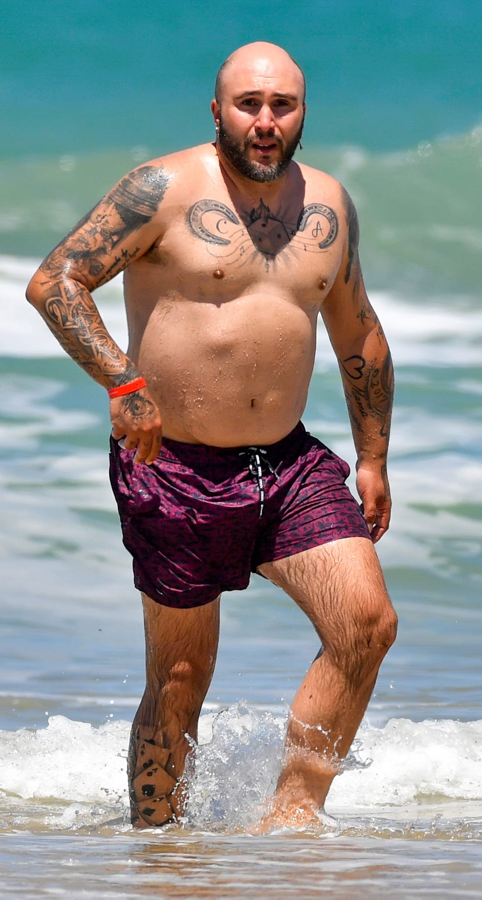 el hijo de isabel pantoja, con bañador y tatuajes sale del agua, en cádiz