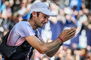 kilian jornet en la llegada de la utmb mont blanc