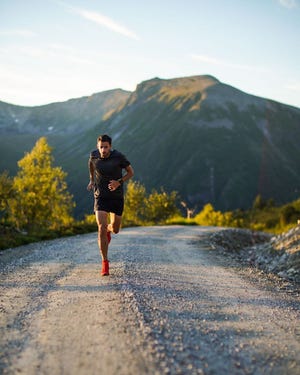 el trail runner kilian jornet durante un entrenamiento