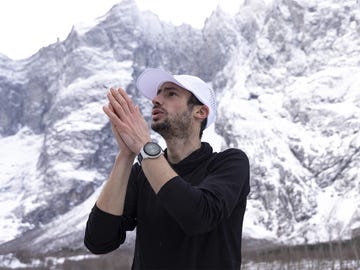kilian jornet con el reloj coros apex 2 pro