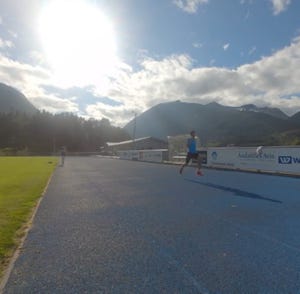 el trail runner kilian jornet sobre una pista de atletismo