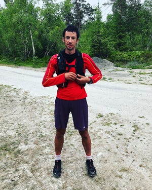 el atleta kilian jornet de pie preparado para una de sus carreras