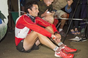 kilian jornet descansa sentado en el suelo tras correr las hardrock 100 endurance run en 2014