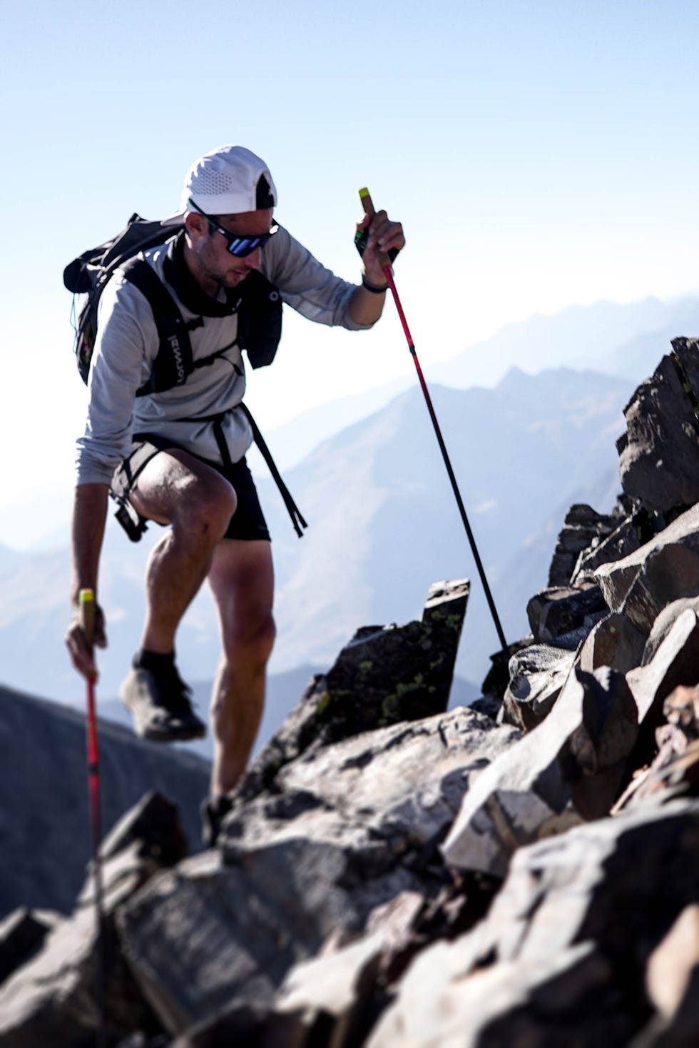 kilian jornet sube una montana en los pirineos