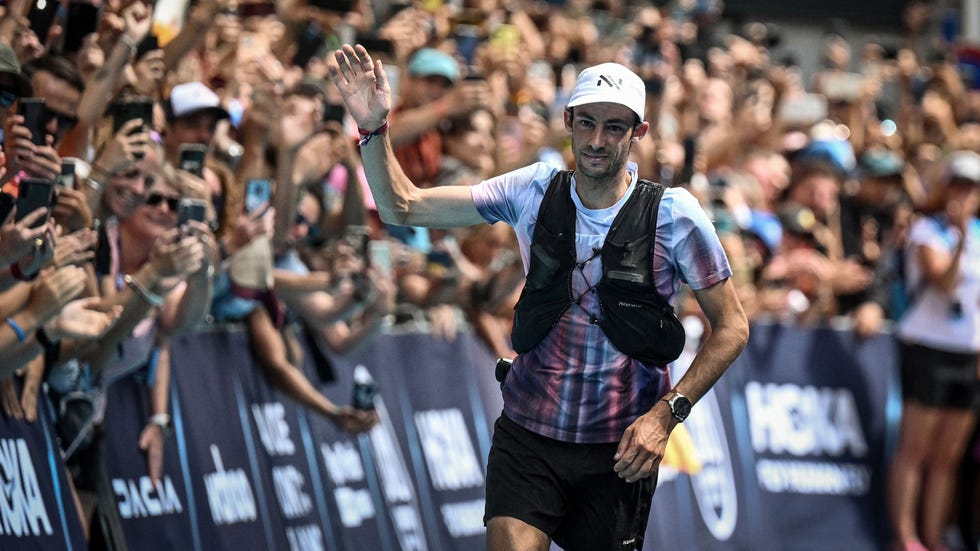 jornet waves to the crowd on the run