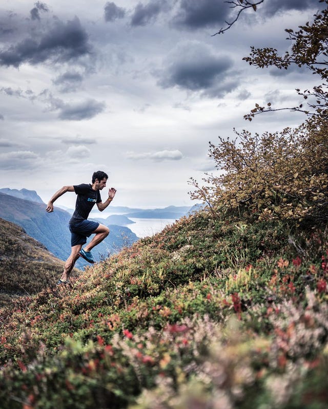 kilian jornet corriendo por la montaña