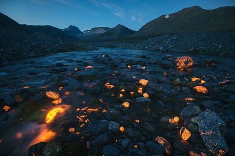 Rotsen met zeldzame aardemineralen zoals neodymium veel gebruikt in elektronica gloeien op onder Uvlicht Deze vallei ligt aan de voet van een mineraalcomplex in het zuiden van Groenland naar verluid de locatie van een zeldzame aardmijn