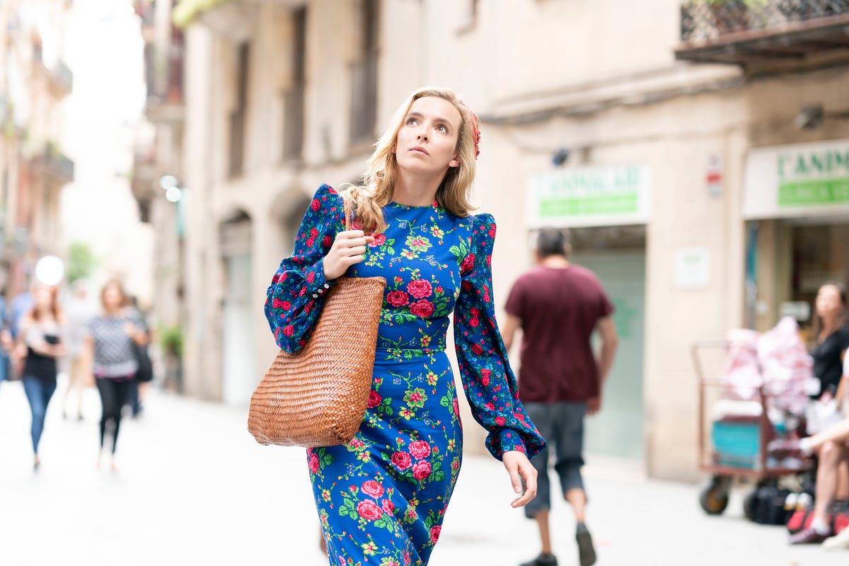 The hand bag brown raffia of Villanelle (Jodie Comer) in Killing Eve  (S03E02)