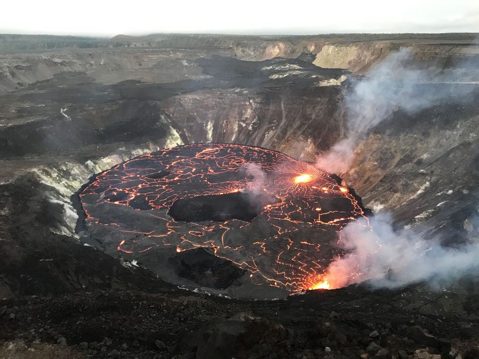De uitbarsting van de Kilauea begon in september 2021 toen de brosse bovenlaag van het lavameer in de krater van de vulkaan werd opgetild door opwellend magma