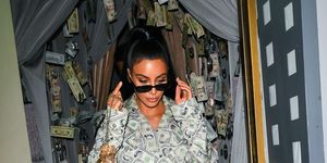 Kim Kardashian in dollar pak 2018