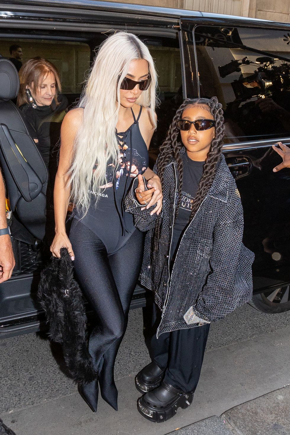 Le critiche al look di Kim Kardashian alla sfilata di Louis Vuitton