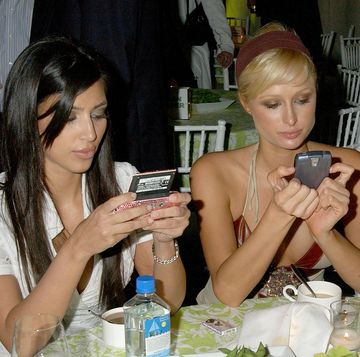 paris hilton e kim kardashian al telefono nei primi anni 2000