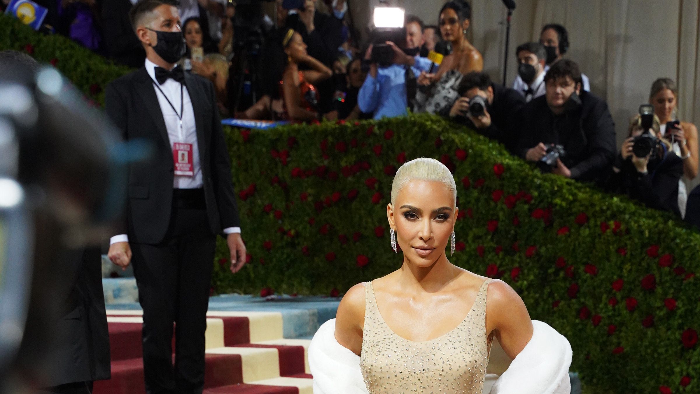 Kim Kardashian vs Marilyn Monroe's dress meme review 