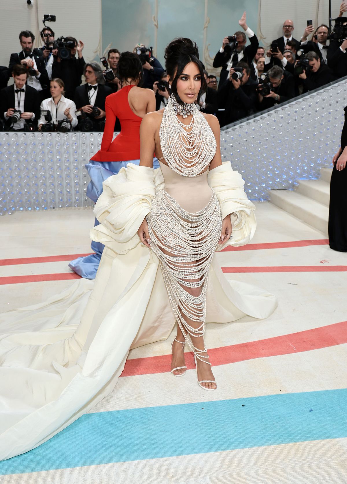 Kim Kardashian nos deja sin aliento cubierta de perlas para la Met Gala