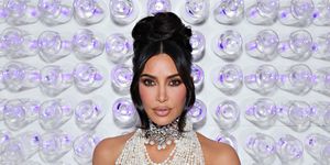 kim kardashian lanza un sujetador con pezones falsos