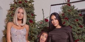 kim kardashian con look de balenciaga en la foto de navidad