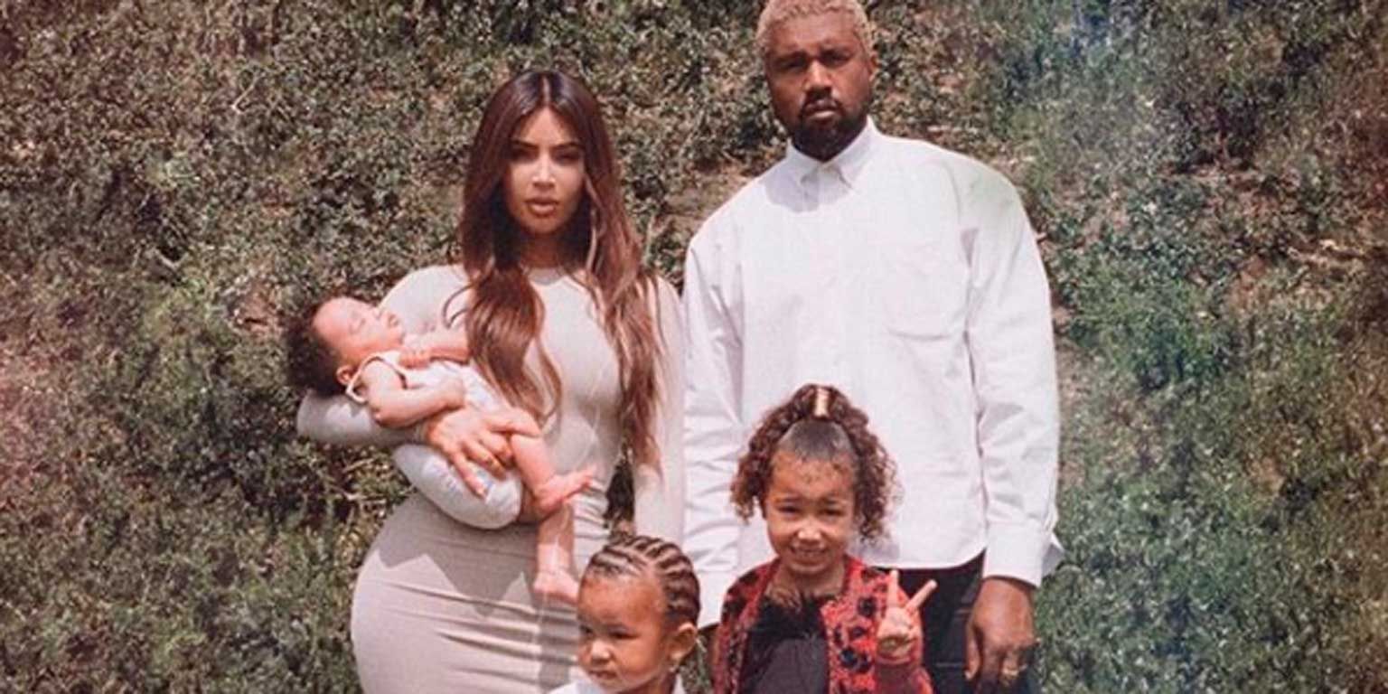 Kim Kardashian  con Kanye West y sus hijos North, Saint y Chicago