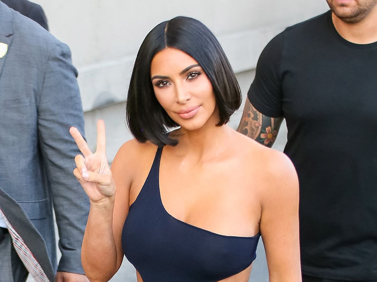 Optimistisk sammensnøret Skalk Kim Kardashian Baked Some Dessert in Full-Face Makeup and Barely-There  Underwear