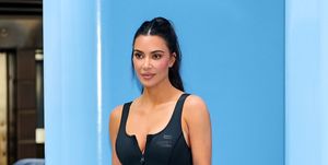 kim kardashian poseert voor in blauwe muur in new york op 16 mei 2023