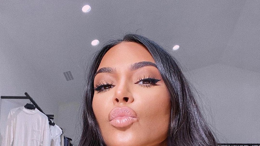  Kim Kardashian  cómo hacer su maquillaje de ojos ahumados 'fav'