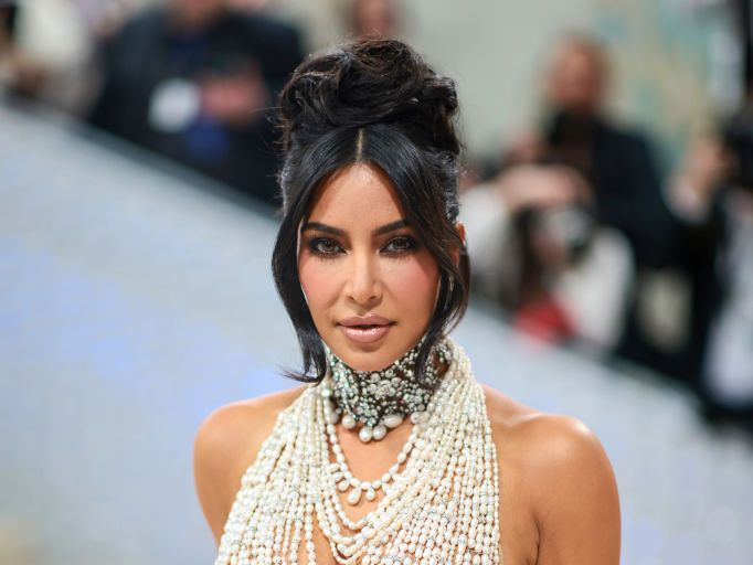 682px x 512px - Met Gala 2023: Kim Kardashian Stuns Pearl-Adorned Naked Dress
