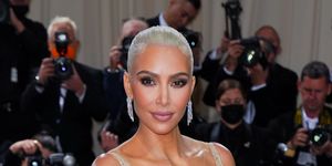 kim kardashian sorprende de rubia platino en la gala met