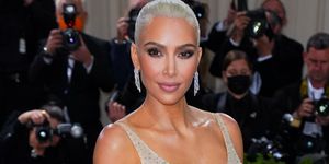 kim kardashian sorprende de rubia platino en la gala met