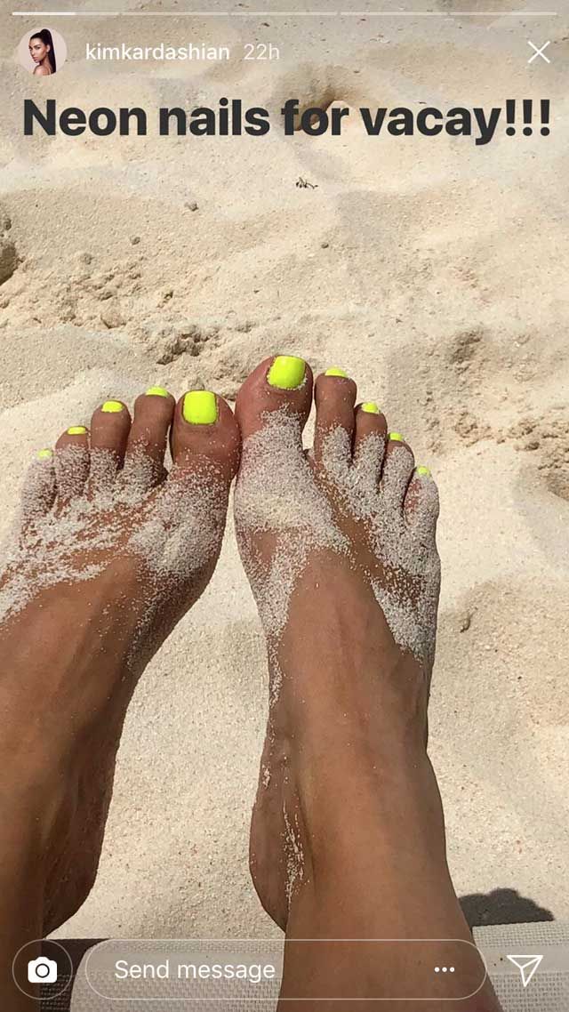 Kim Kardashian con pedicura amarillo neón durante sus vacaciones en las islas Islas Turcas y Caicos