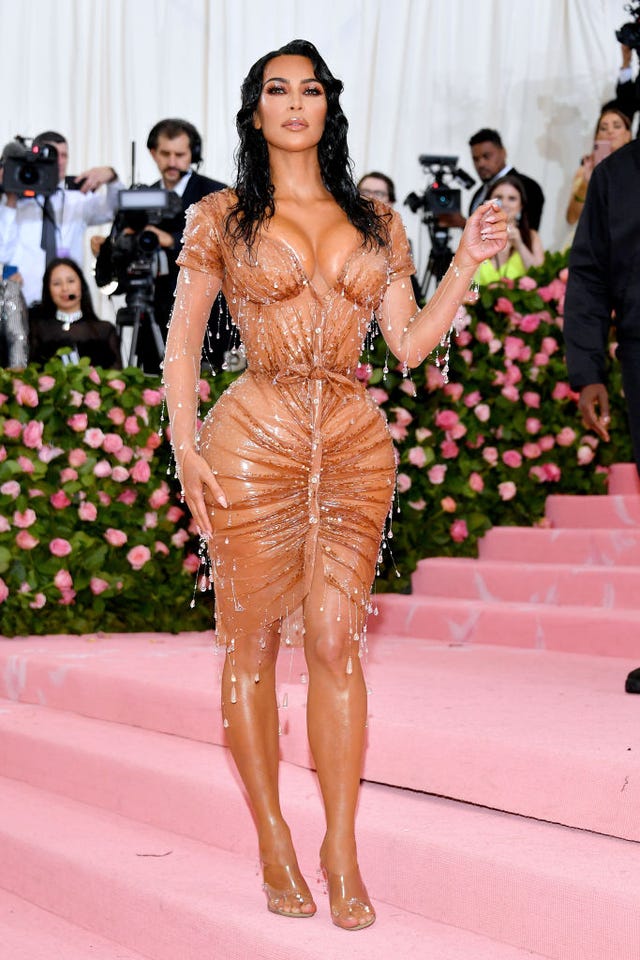 Le critiche al look di Kim Kardashian alla sfilata di Louis Vuitton
