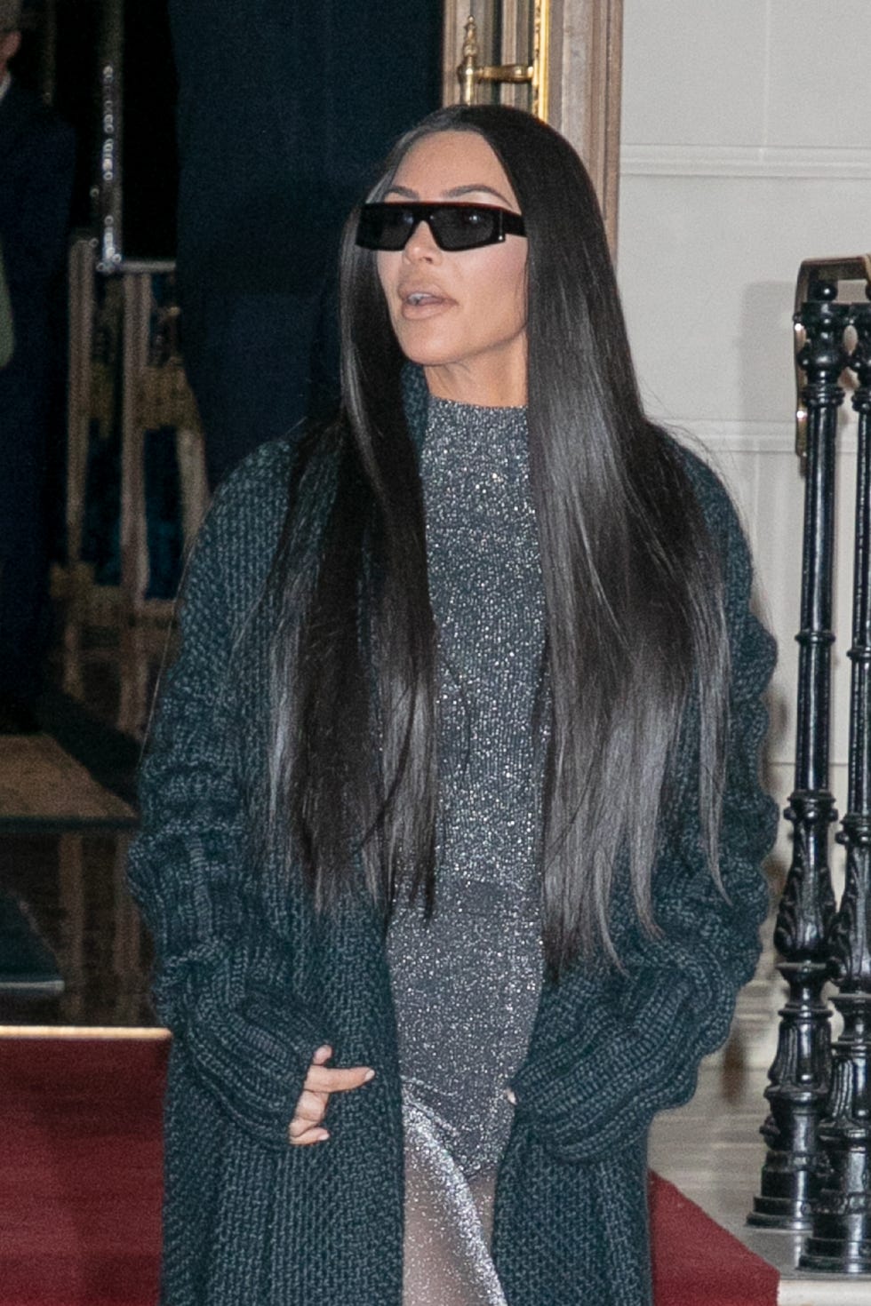 Hairstyles for Oval Faces - Straight and sleek