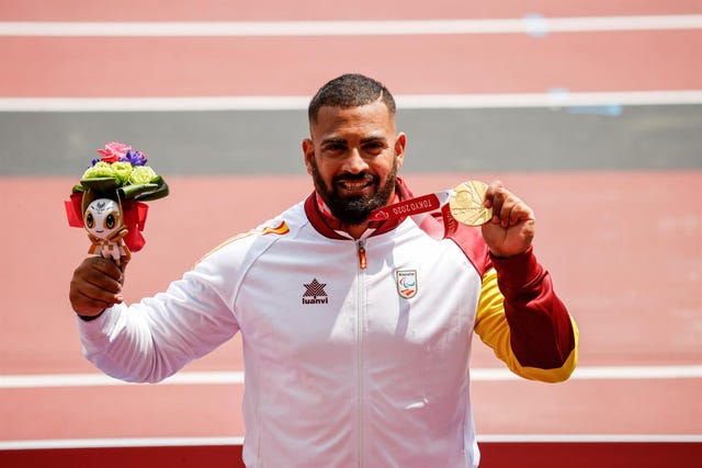 el atleta valenciano kim lópez revalidó su título de campeón paralímpico de lanzamiento de peso en tokio con una medalla que vino acompañada de un récord del mundo en la clase f12 de discapacitados visuales