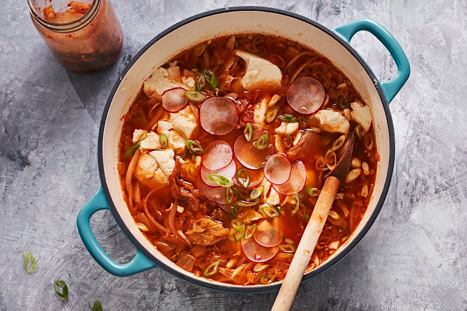 https://hips.hearstapps.com/hmg-prod/images/kimchi-tofu-stew1-1649106106.jpg