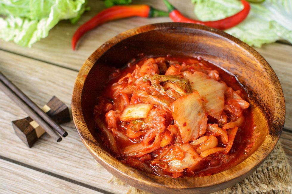 キムチ,コンビニ,コンビニおつまみ,kimchi with chopsticks on wooden table, korean traditional food
