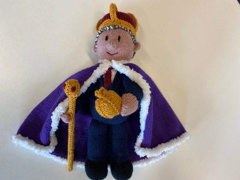 Free knitting pattern to knit a King Charles for the coronation