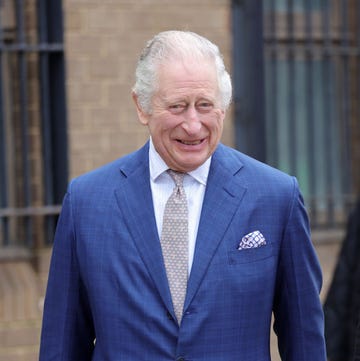 el hijo de isabel ii con un traje azul