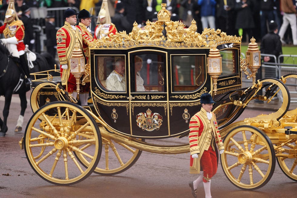 el rey carlos iii y camila en la carroza diamond jubilee