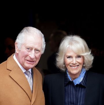 el soberano británico sonríe al lado de su mujer