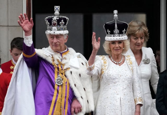 carlos y camila saludan desde el balcón de buckingham