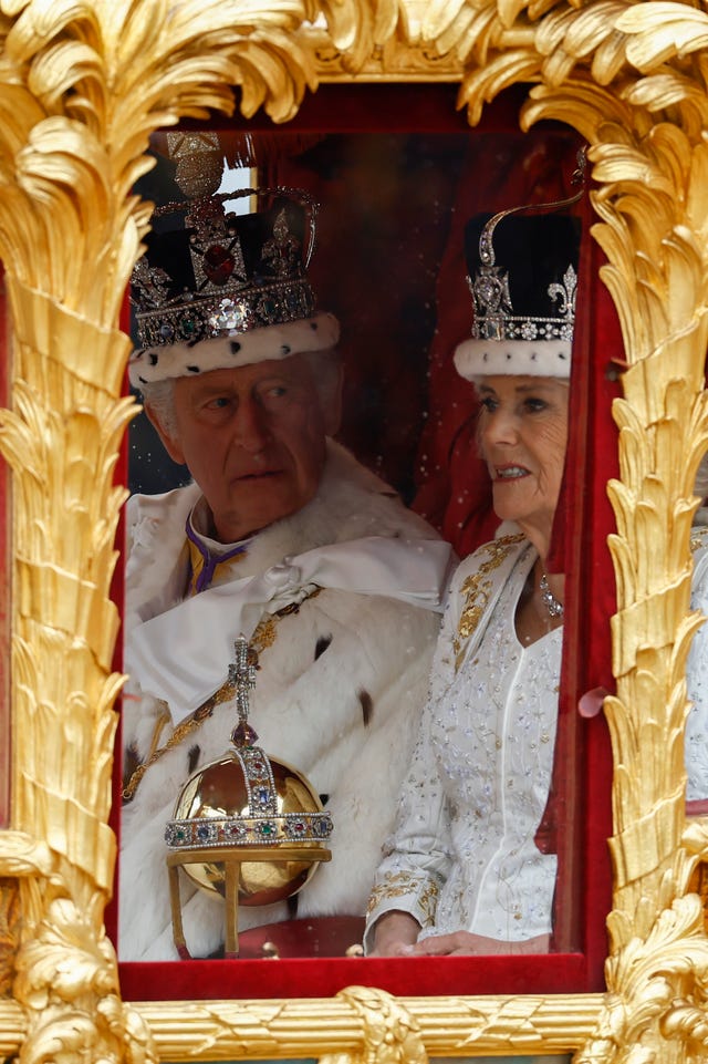 la pareja, con sus coronas, en el cortejo de coronación