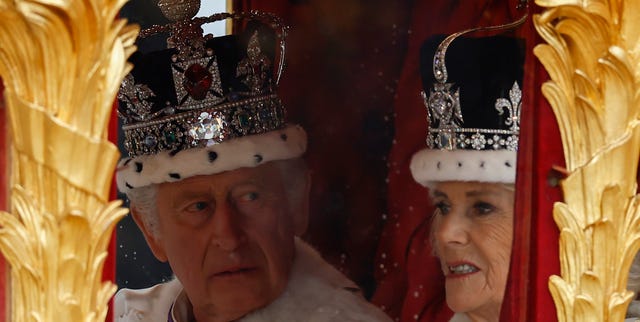 Carlos y Camila en la carroza de vuelta a Buckingham la pareja, con sus coronas, en el cortejo de coronación