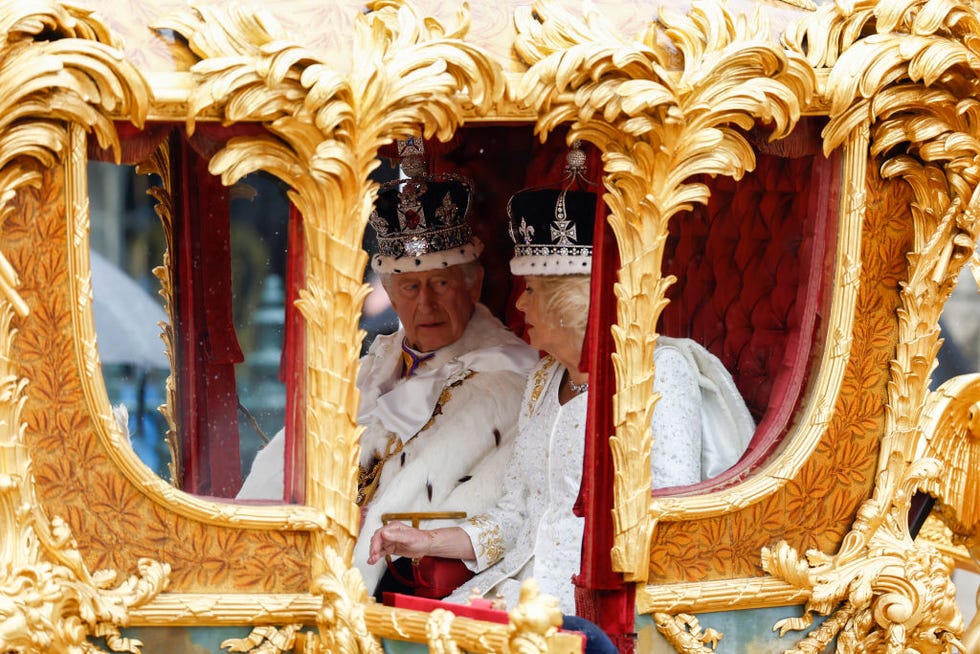 el rey y su esposa regresan a buckingham