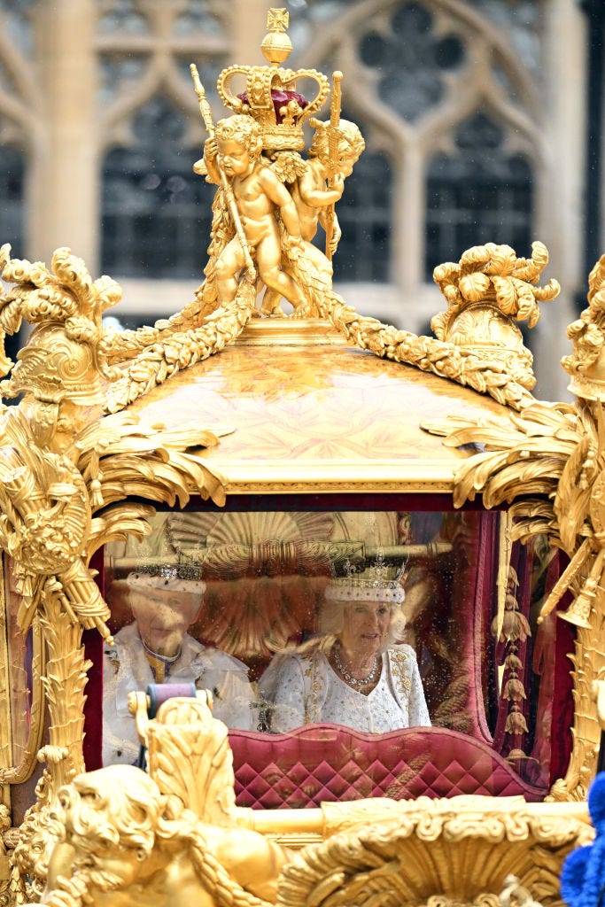el rey y su esposa en la espectacular carroza de oro