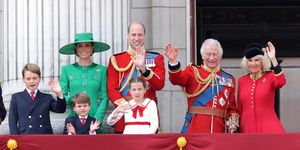de britse royals zwaaien vanaf het balkon tijdens trooping the colour 2023