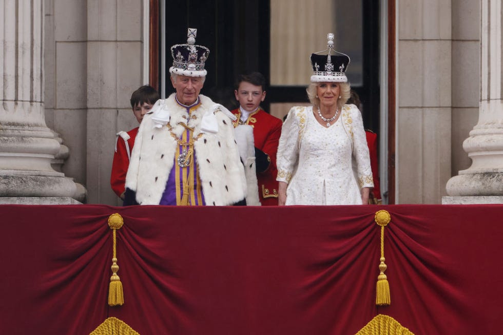 carlos iii y camila saludan desde el balcón de buckingham
