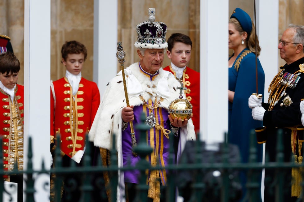 el rey se ha cambiado de corona para salir de westminster